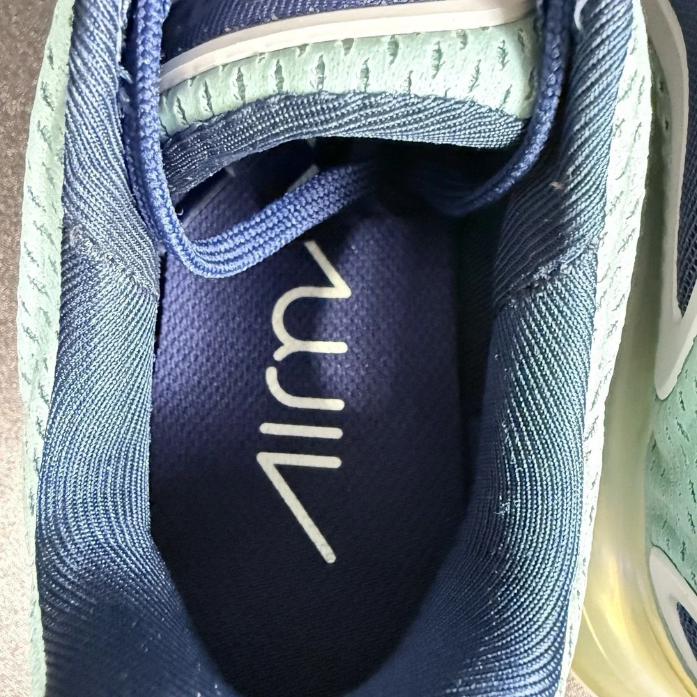 Nike Air Max 720 Youth Size 4.5 women's 6 Northern Lights Day Silver Navy blue